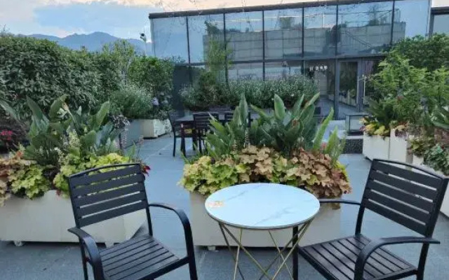 Dujiangyan Yuandong Yaju Hotel (panda valley)