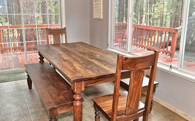 3BR 2BA Heavenly Chalet by RedAwning