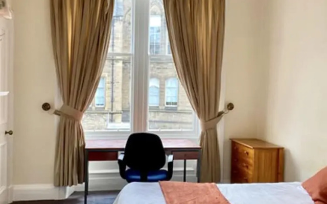 Large 5 Bedroom Flat in Marchmont, Edinburgh