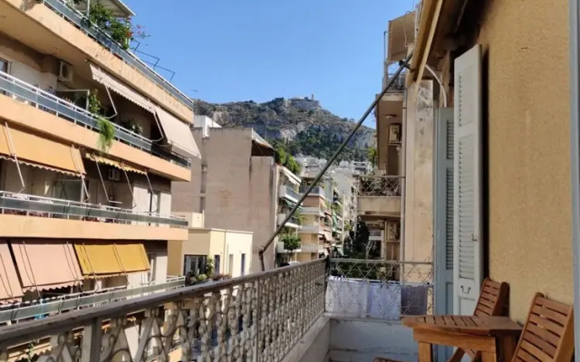 Stylish 1BR Apt With Retro Kitchen View Balcony