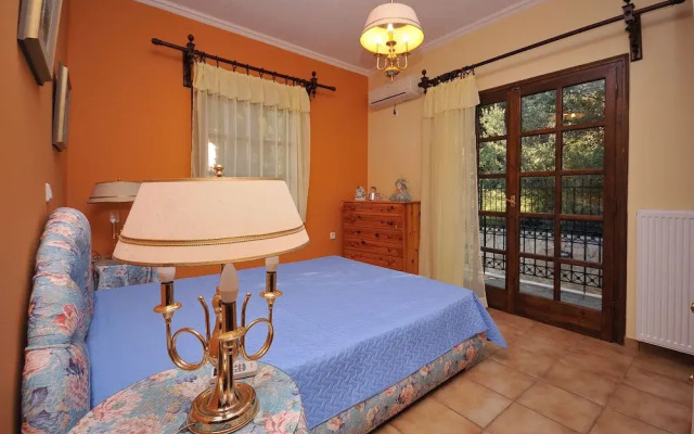 Family Maisonette with Pool near Beach