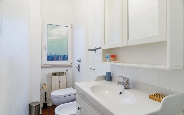 JOIVY Sleek Flat W/Balcony