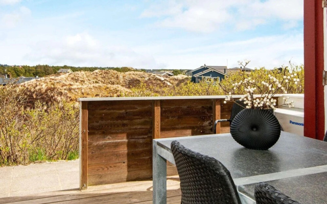 Cozy Apartment in Henne near Beach