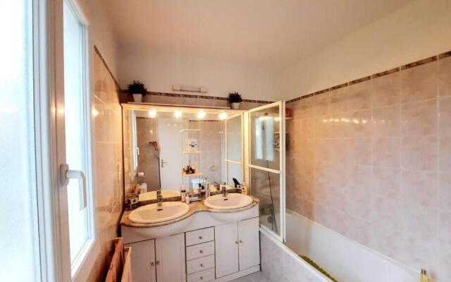 Villa 130m2, near St-Tropez, direct beach access