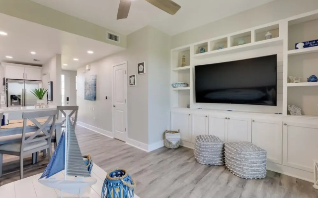 1 Mi to Beach: Coastal-zen Ruskin Retreat!