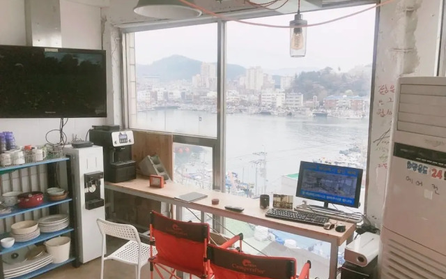 Life Guesthouse - Hostel