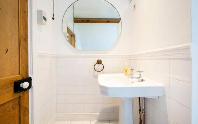 Clifton Spacious 3 Bed Apt & Parking-Simply Check In
