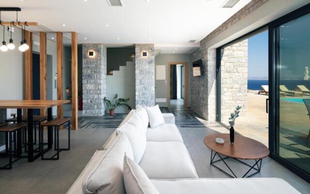 Seafront elegant villa, with infinity pool & devine views!