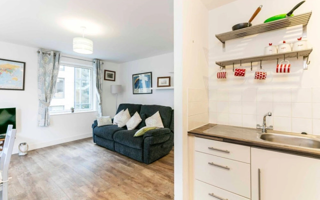 2 BR Modern Flat Near Train Station/central