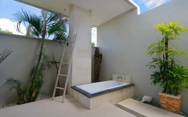 Luxury Private Villa, 4 BR, Canggu w/ Staff