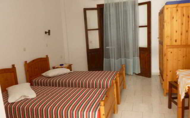 Akrogiali Rooms & Studios