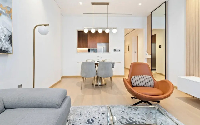 Elegant Apartment Amidst Vibrant Area with Balcony