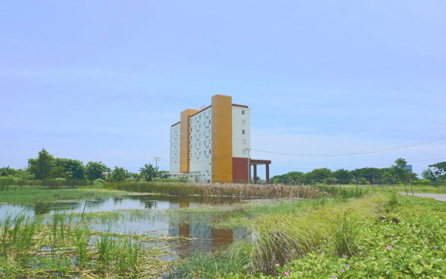 RedDoorz Plus At Grand Sayang Park Hotel Makassar