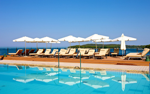 Splendid Golden Rocks Resort