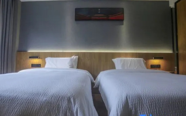 the L Hotel (Hongya Central Plaza Store)