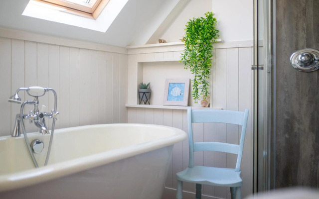 Seaview House - A Traditional Home by the Beach