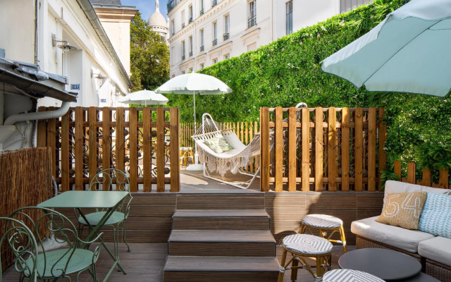Le Village Montmartre by Hiphophostels