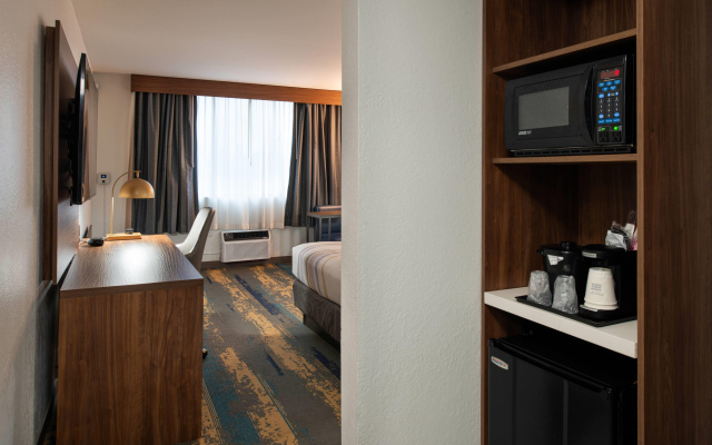 La Quinta Inn & Suites by Wyndham Seattle Sea-Tac Airport