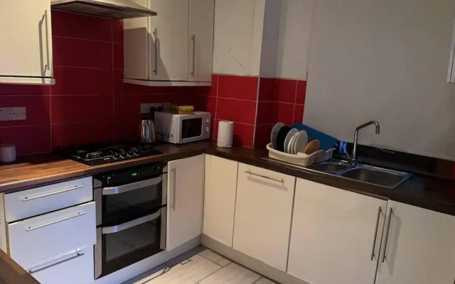 Spacious House- Parking, Garden & Central Location