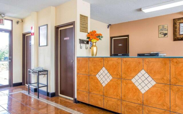 Econo Lodge Inn & Suites Macon