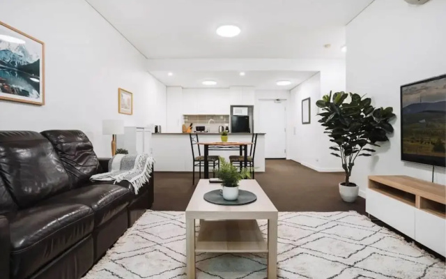 Comfy 1-bed With Spacious Courtyard & Parking