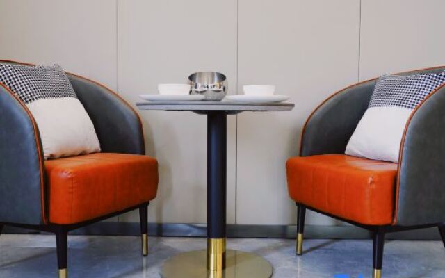 Waiting Hotel (Shanghai Gucun Park Subway Station)