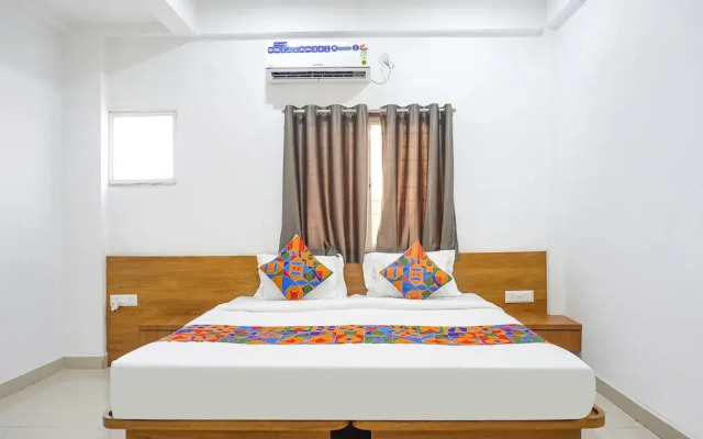 Fabhotel White House Inn