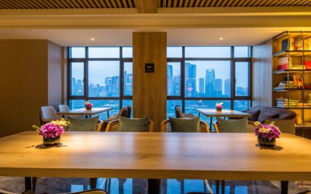 Homeplus Holiday Hotel (Chongqing Hongyadong)