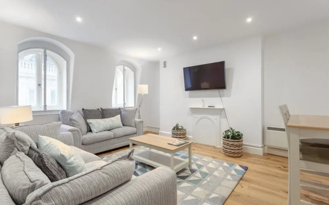 Large & Bright 1 Bed Flat In Piccadilly Circus