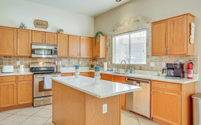 Heated Pool, Pets Welcome: Surprise Snowbird Haven