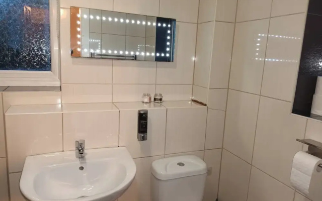 Spacious Birmingham House - 7 Guests -free Parking