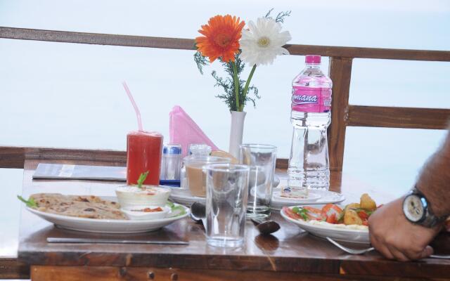 Black Beach Resort