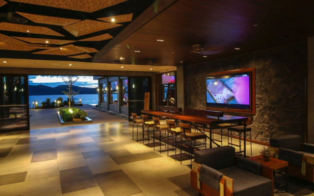 Two Seasons Coron Bayside Hotel