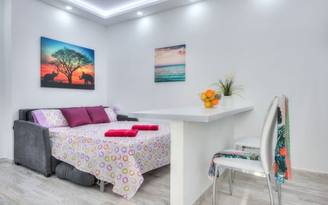 Tidy Little Apartment, Air Conditioning and Pool