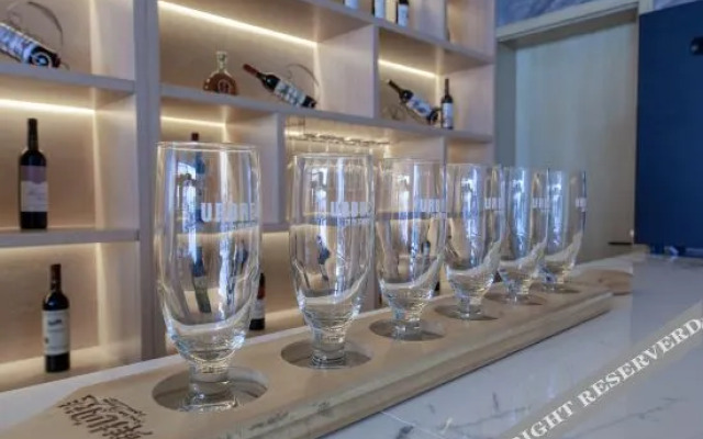 Yihai Hotel (Zhengzhou South China City Longhu Jinyi City Shopping Center Branch)