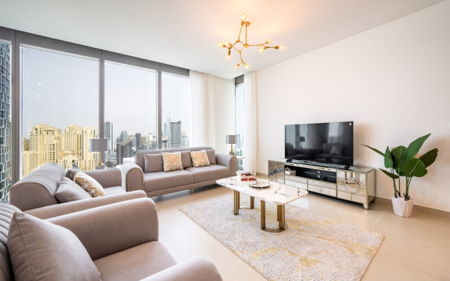 Luxurious Beachfront Apt with Balcony Marina