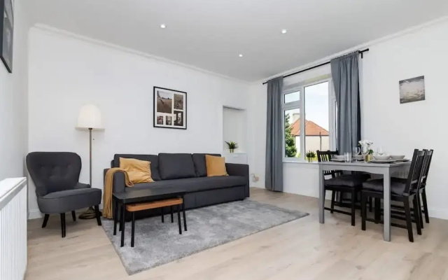 2 Bedroom House-free Parking