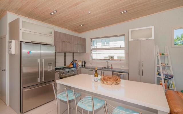 Castaway Bach - Whangamata Holiday Home