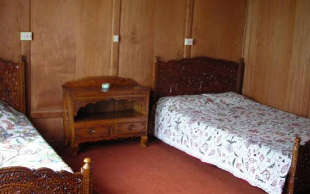 Houseboat Golden Ship