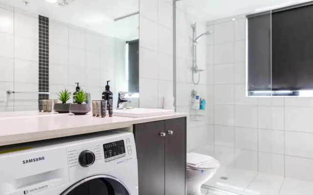 Bright 2 Bedroom Apartment With Rooftop Pool