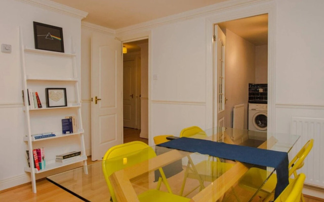 Contemporary 1 Bedroom Flat in Camberwell Oval