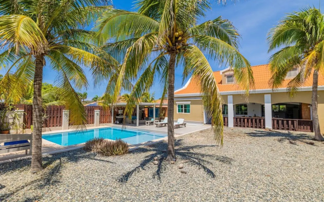 Nature Private Pool Gazebo Outdoor Dining