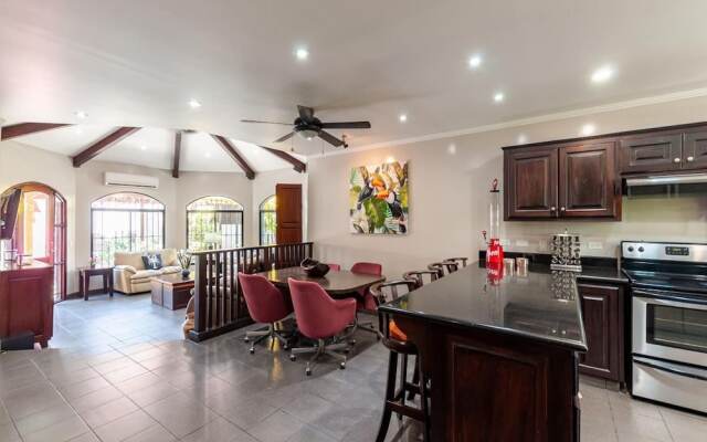 Elegant House 3-bed/2-bath With Large BBQ Patio
