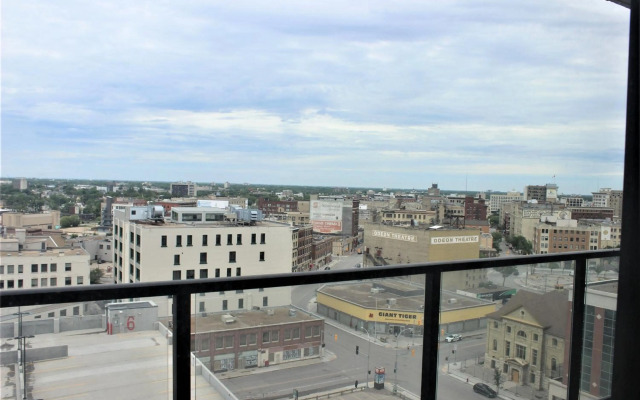 Luxury skyline condo in downtown FREE 24/7 parking