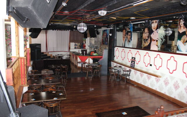 The Middlegate Hotel