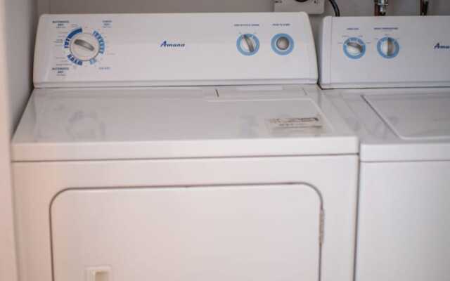 Stunning 2 Bedroom Apt! 3mins Walk From CDN Metro