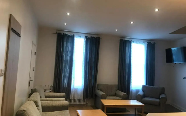 Entire Two Bedrooms Flat with Nice View H2