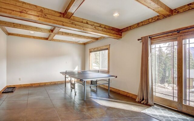 Mountain View Lodge 4 Bedroom Home by RedAwning