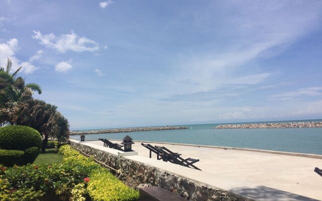 Chomtalay Resort at Had Chaosamran Beach
