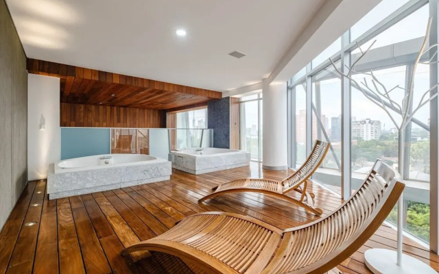 2BR Apartment With Jacuzzi - Pool - City Skyline